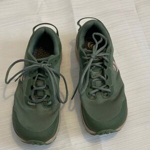 Topo Traverse Womens 9W WIDE sage/tan hiking shoes